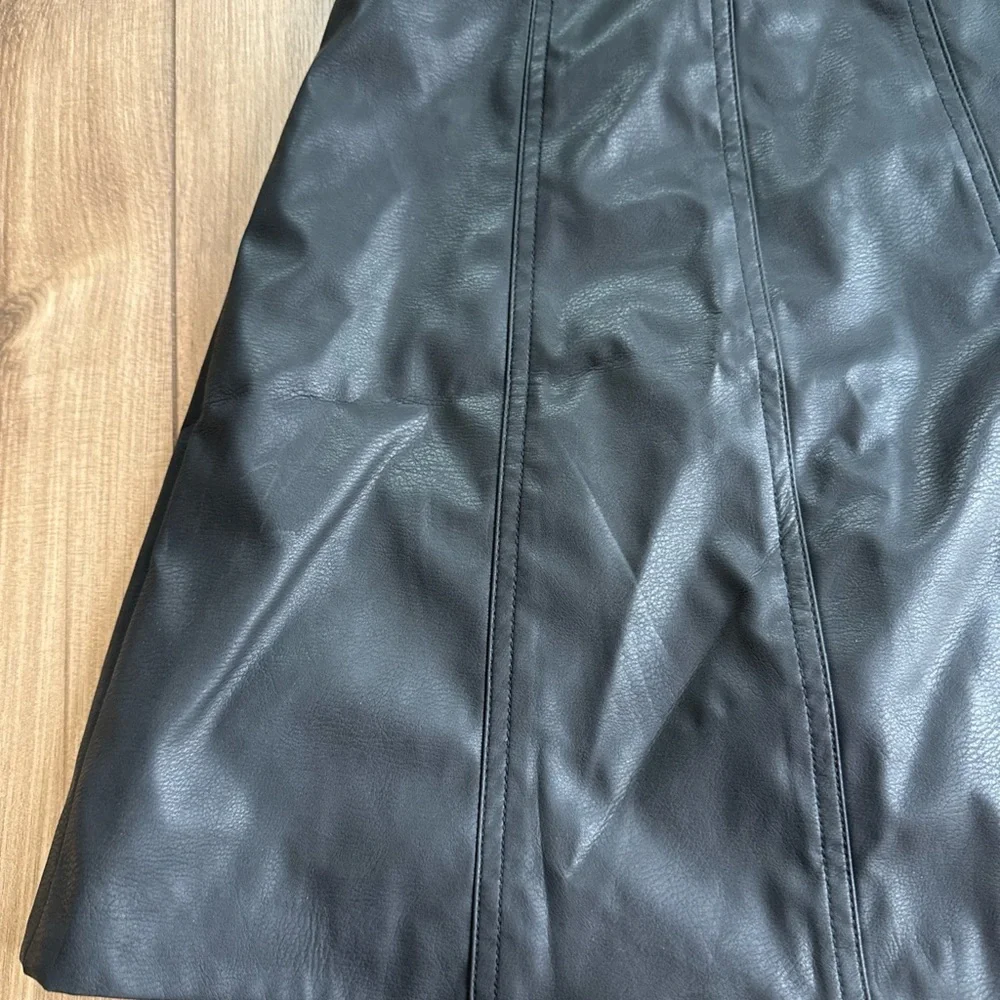 Divided By H.M  Womens  Faux Leather Mini Skirt  Black With Silver Zipper Size 0
